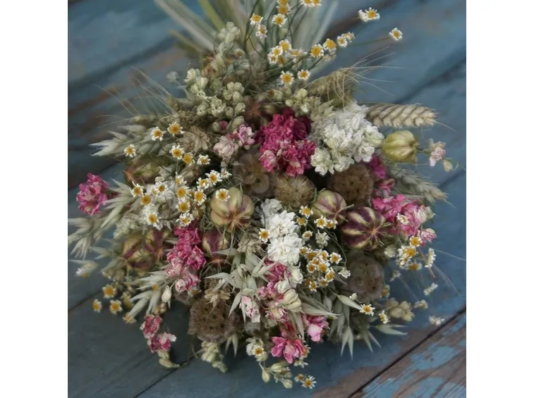 Un pot-pourry di fiori secchi profumati