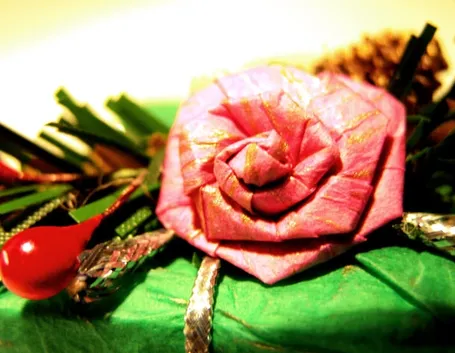 composizione con rosa con strass