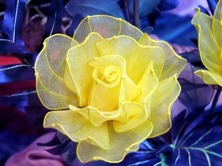 rosa finta di stoffa giallo