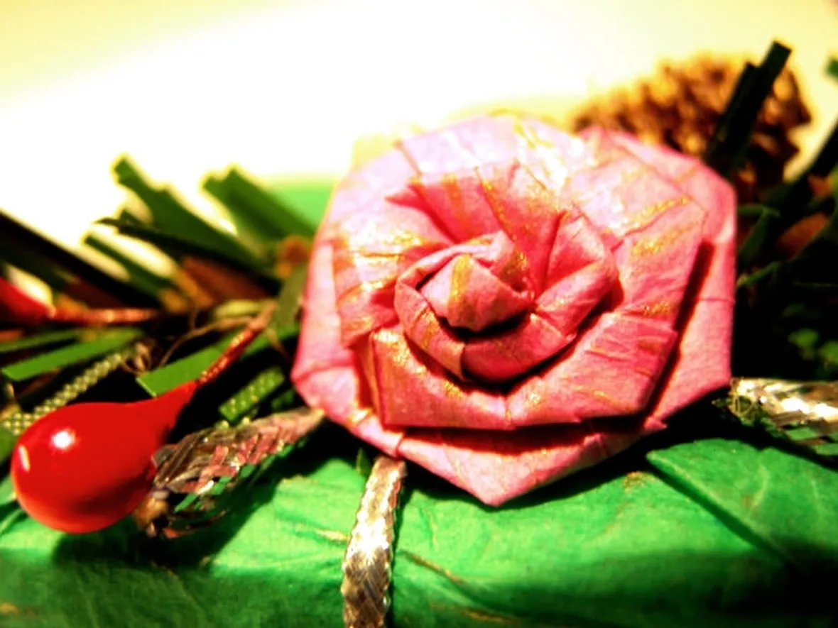 composizione con rosa con strass