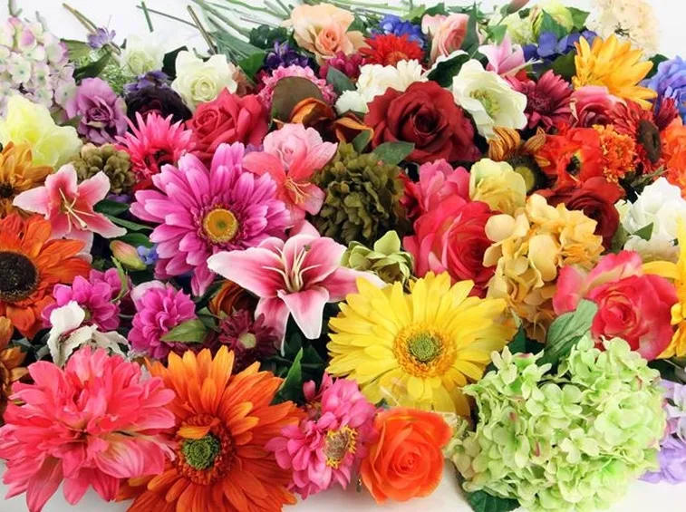 Dei bellissimi fiori artificiali di vari colori e specie