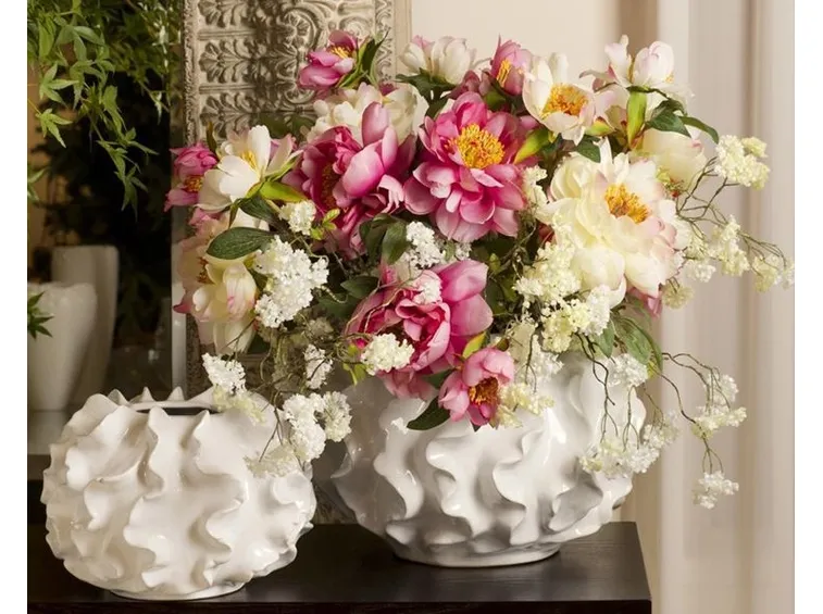 Un'elegante composizione di fiori artificiali in vaso