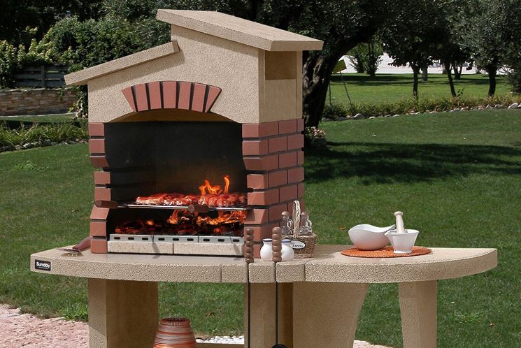 Un classico barbecue da giardino realizzato in muratura