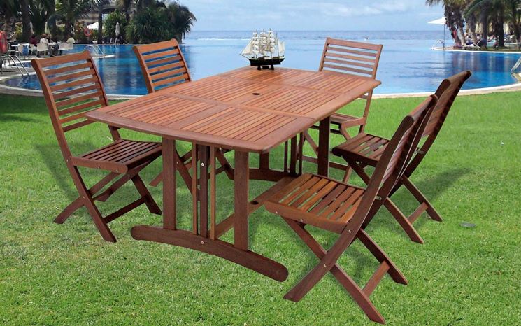 Set tavolo e sedie in legno da giardino