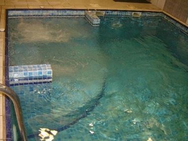 piscina interna con idromassaggio