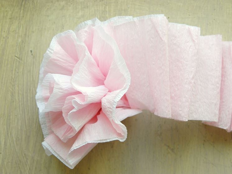 Fiore di carta crespa rosa