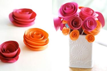 Bouquet di rose arancio e fucsia realizzate con cartapesta