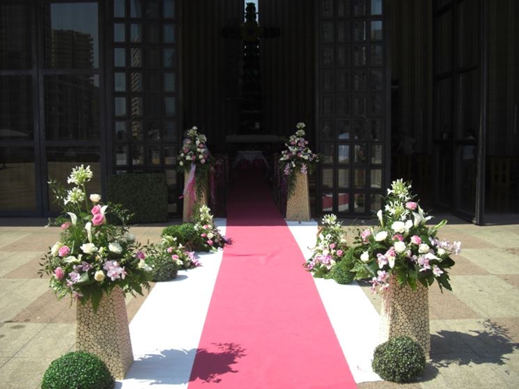 Ingresso di una chiesa addobbato per le nozze