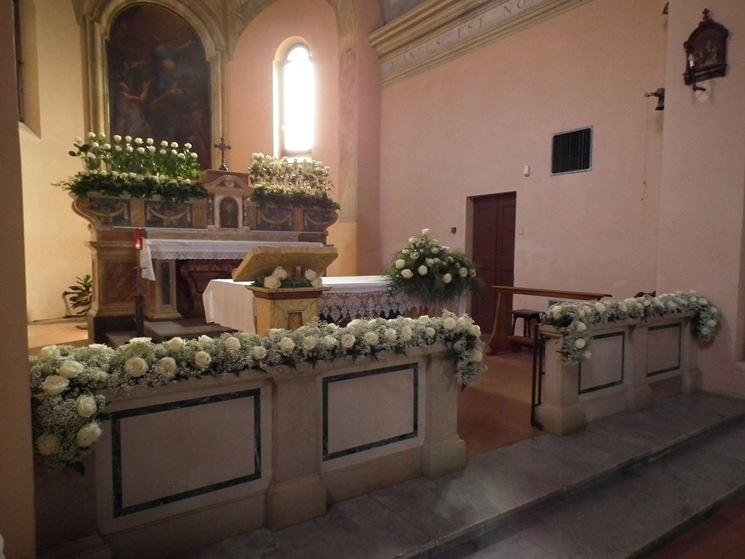 Composizioni floreali in chiesa semplici