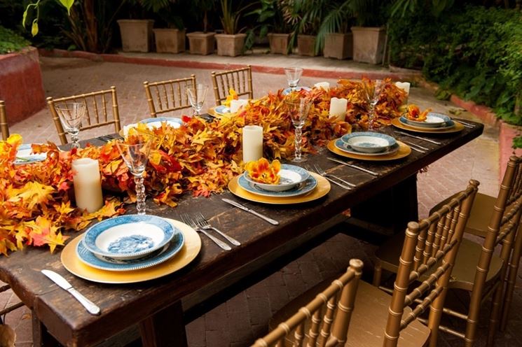 tavola con decorazioni di foglie