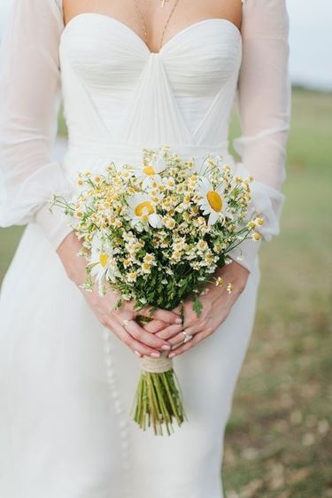 Bouquet di margherite in un matrimonio estivo