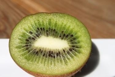 Il Kiwi: polpa verde con semini neri