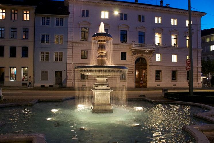 Fontana di centro storico in notturna