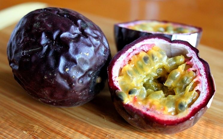 L'interno del frutto della passiflora