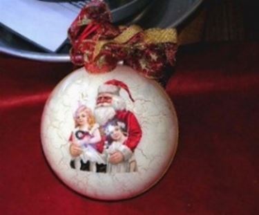 palla di natale realizzata con decoupage